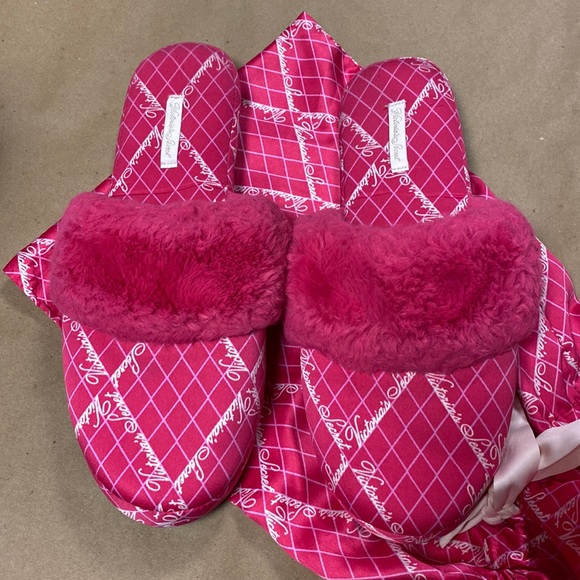 Victoria's Secret Shoes - 🛍 6 for $35 • Victoria’s Secret Lattice Print Signature Satin Slipper w/ Bag